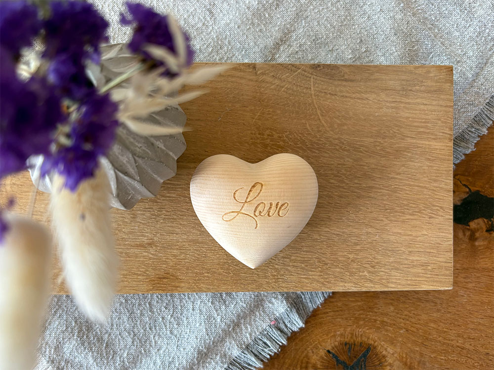 Zirben-Herz bombiert "Love"